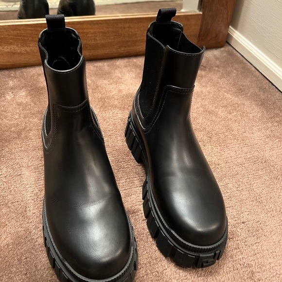 FENDI Force Black Leather Chelsea Boots - Picture 2 of 9